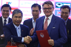 HLV Troussier chính thức trở thành HLV trưởng đội tuyển Việt Nam, lương 50.000 USD/tháng