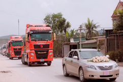 Độc lạ đám cưới Hà Tĩnh: Chú rể rước dâu bằng 20 xe container